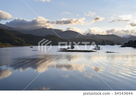 秋元湖在早晨 84543644
