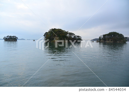 漂浮在海面上的松島 84544034