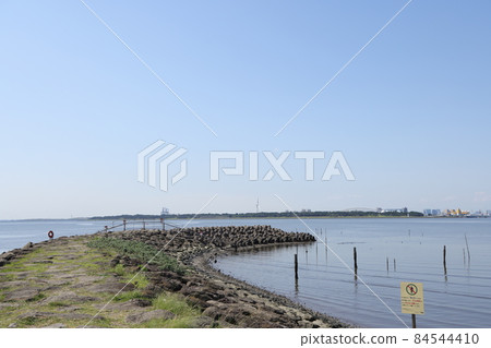 Scenery of the breakwater of Kasai Rinkai Park in Edogawa-ku, Tokyo 84544410