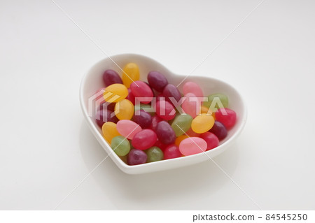Heart-shaped plate and colorful fruit juice gummies Heart-shaped plate and colorful fruit juice gummies 84545250