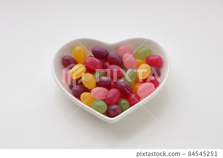 Heart-shaped plate and colorful fruit juice gummies Heart-shaped plate and colorful fruit juice gummies 84545251