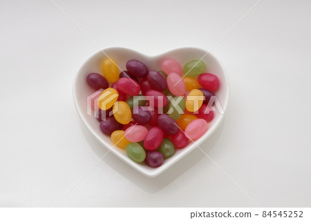 心形盤子和五顏六色的果汁軟糖 84545252
