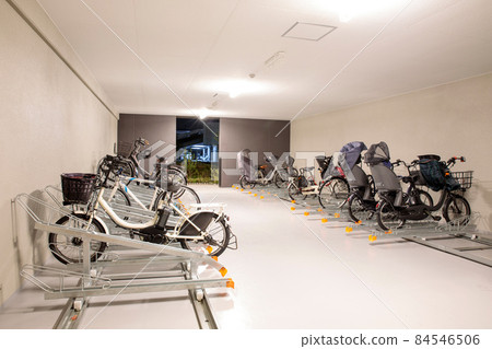 新更換的自行車停車場自行車架 84546506