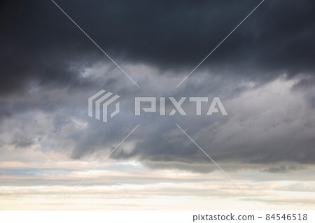 暴風雨即將來臨的天空 暴風雨即將來臨的天空 84546518