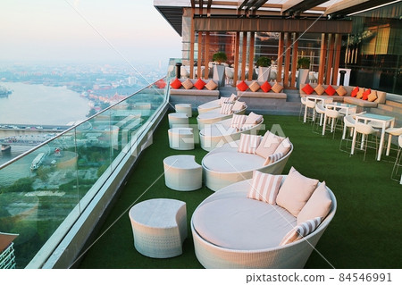 時尚高級飯店景色 藍天白雲在飯店頂樓有著白色的沙發躺椅 草坪 84546991