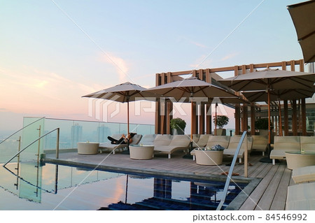 高級飯店的頂樓泳池和泳池邊的躺椅 充滿度假風 84546992