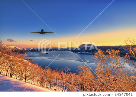 Lake Mashu morning in the midwinter Lake Mashu morning in the midwinter 84547041