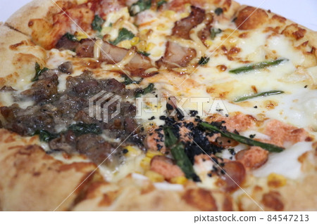 在家庭聚會上訂購送貨上門披薩，待在家裡 84547213