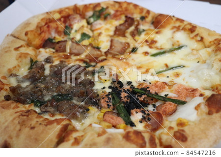 Order home delivery pizza at a home party, stay home 84547216