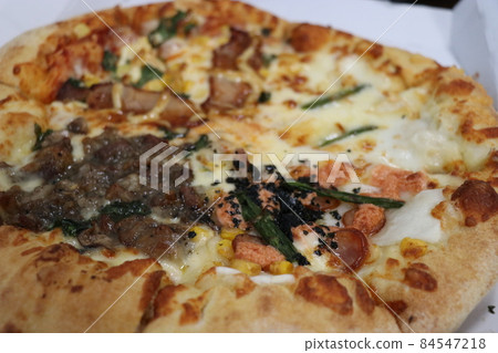 在家庭聚會上訂購送貨上門披薩，待在家裡 84547218