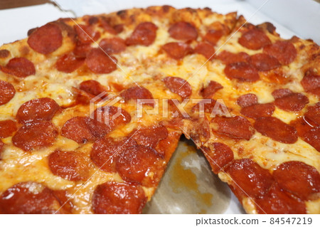 在家庭聚會上訂購送貨上門披薩，待在家裡 84547219