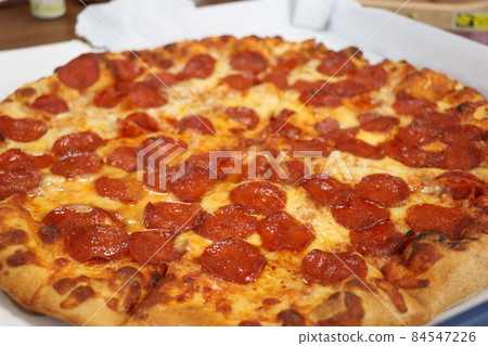 在家庭聚會上訂購送貨上門披薩，待在家裡 84547226