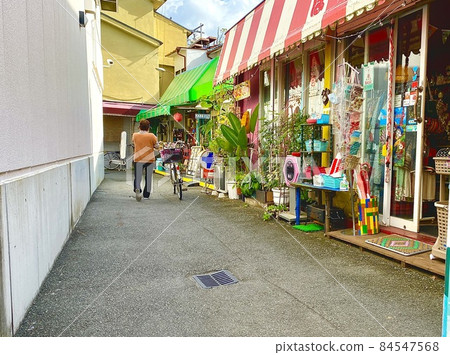 大阪市旭區千林商店街後街，女人推著自行車行走的場景 84547568