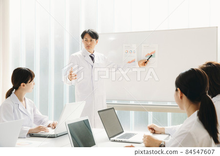 穿著實驗室外套的男人和女人見面 84547607