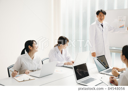 Men and women in white coats meeting (smiles) Men and women in white coats meeting (smiles) 84548056