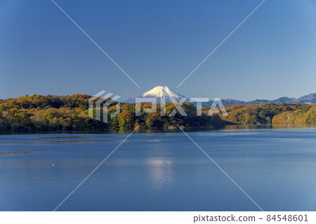 Lake Sayama in autumn colors: The hills and Mt. Fuji in the blue sky seen from above the embankment Lake Sayama in autumn colors: The hills and Mt. Fuji in the blue sky seen from above the embankment 84548601