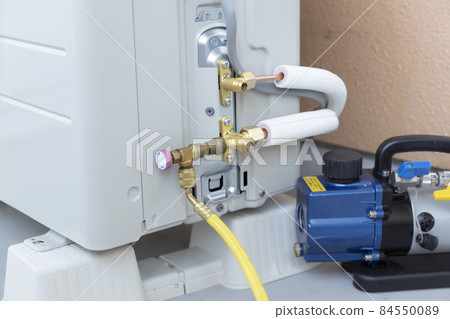 Vacuuming the air conditioner Vacuuming the air conditioner 84550089