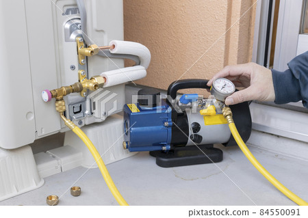 Checking the vacuum gauge of the air conditioner Checking the vacuum gauge of the air conditioner 84550091