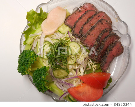 Roast beef and vegetable salad (from above) 84550344