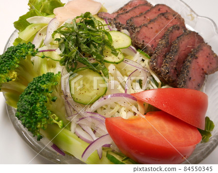 Roast beef and vegetable salad 84550345