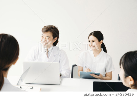 Men and women in white coats meeting (smiles) Men and women in white coats meeting (smiles) 84550439