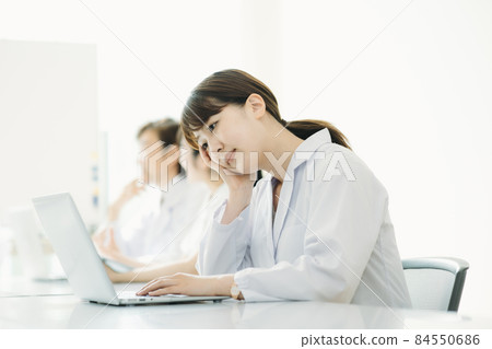 穿白大褂的女(問題) 穿白大褂的女(問題) 84550686