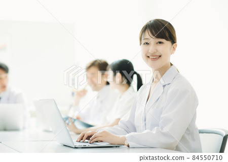 白衣女(電腦) 白衣女(電腦) 84550710