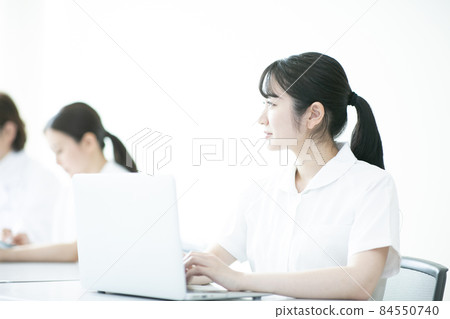 一個穿著白大褂的女人帶著嚴肅的表情 84550740