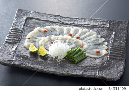 河豚生魚片放在厚盤上 84551409