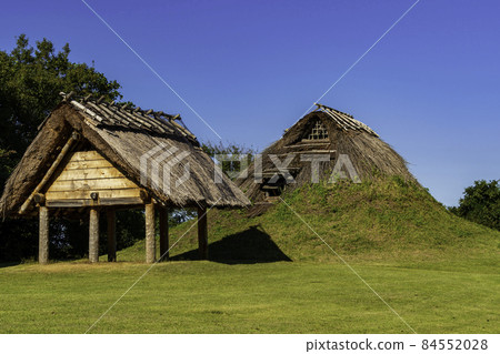 Mukibanda Yayoi Site Restoration Earth Roof Pithouse and Stilt Warehouse 鳥取縣小山町 84552028
