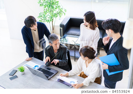 Business person who discusses with a smile Business person who discusses with a smile 84553924