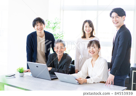 笑著討論的商務人士 84553939