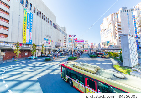 反射在瀝青上的八王子站北口大樓窗戶 84556303