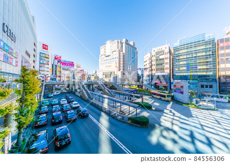 八王子站北口出租車站 建築物的窗戶反射在瀝青上 84556306