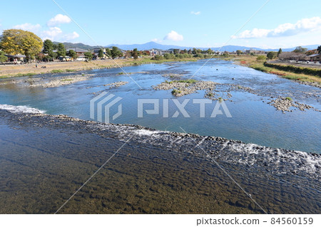 日本河景:京都嵐山渡月橋下游桂川河景 日本河景:京都嵐山渡月橋下游桂川河景 84560159