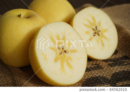 Haruka, a new variety of apples (with honey) 84562010