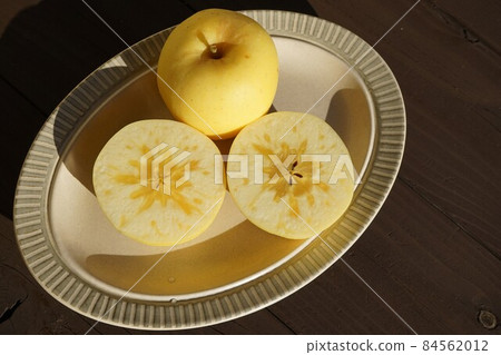 Haruka, a new variety of apples (with honey) 84562012