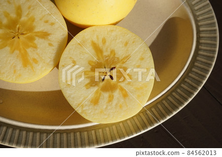 Haruka, a new variety of apples (with honey) Haruka, a new variety of apples (with honey) 84562013