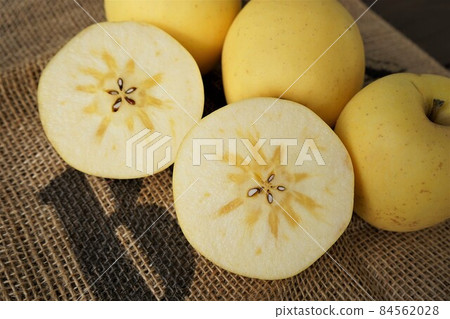Haruka, a new variety of apples (with honey) 84562028