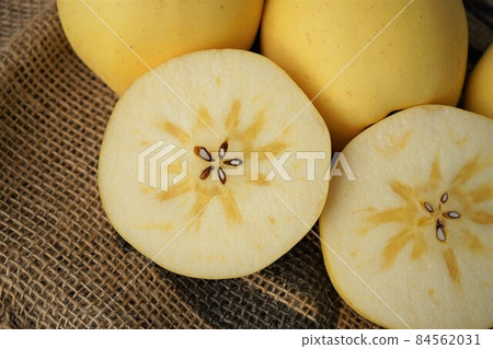 Haruka, a new variety of apples (with honey) Haruka, a new variety of apples (with honey) 84562031