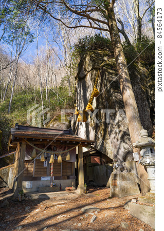 石割神社的大岩(山中湖石割山遠足路線) 石割神社的大岩(山中湖石割山遠足路線) 84564173