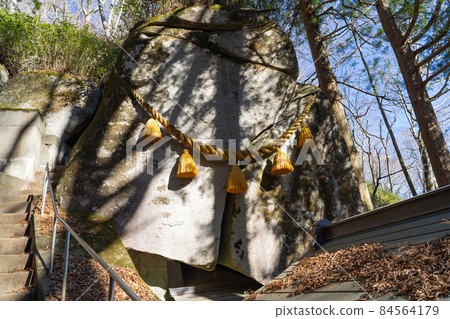 石割神社的大岩(山中湖石割山遠足路線) 石割神社的大岩(山中湖石割山遠足路線) 84564179