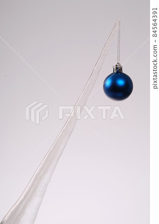 Icicle with a Christmas tree toy 84564391