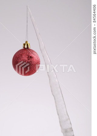 Icicle with a Christmas tree toy 84564406
