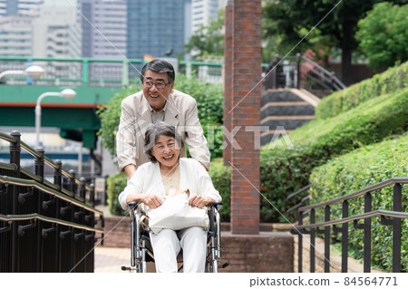 年長夫婦輪椅步行 84564771
