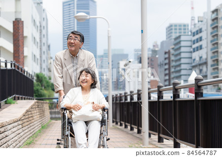 年長夫婦輪椅步行 84564787