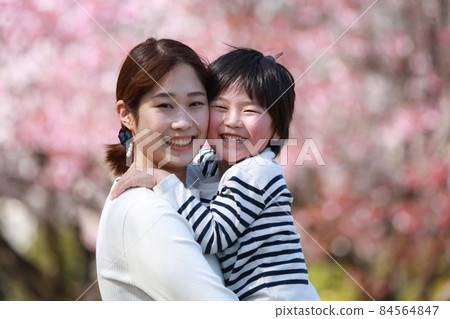 Smile parent and child 84564847
