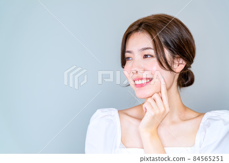 Portrait of a young woman with a smile 84565251
