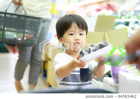 Boy shopping 84565462