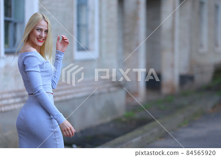 Young female smilling style portrait 84565920